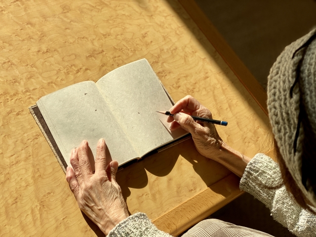 【終活】人生を振り返る「エンディングノート」の書き方と活用法